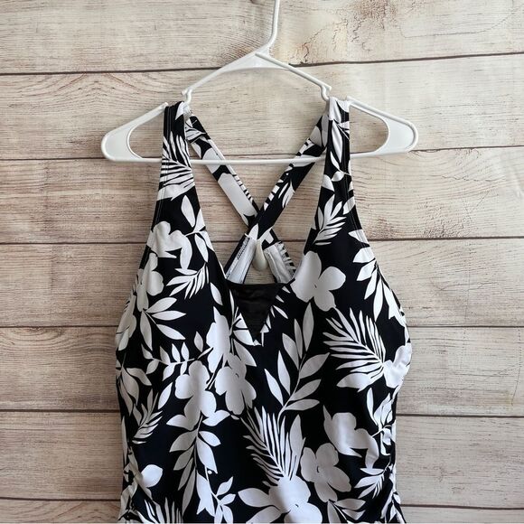 LANDS END ONE PIECE SWIMSUIT IN BLACK AND WHITE FLORAL PRINT - Picture 2 of 8